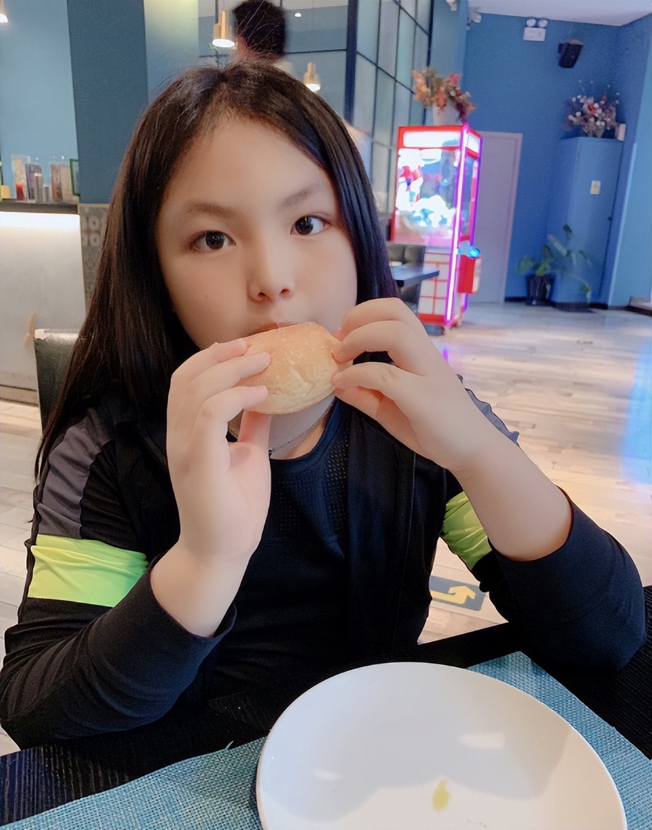 47岁李湘宣布退休,离开娱乐圈回归家庭,在英国陪女儿留学