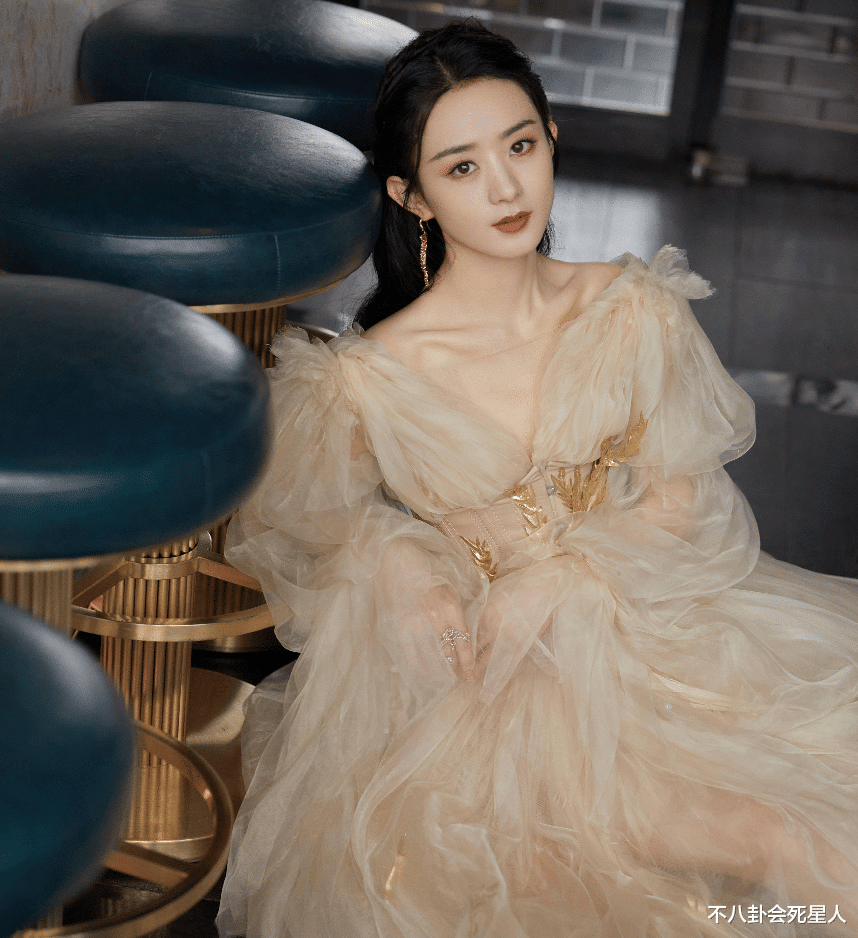 赵丽颖白玉兰输给吴越,现场笑容勉强,三次陪跑我都替她喊冤!