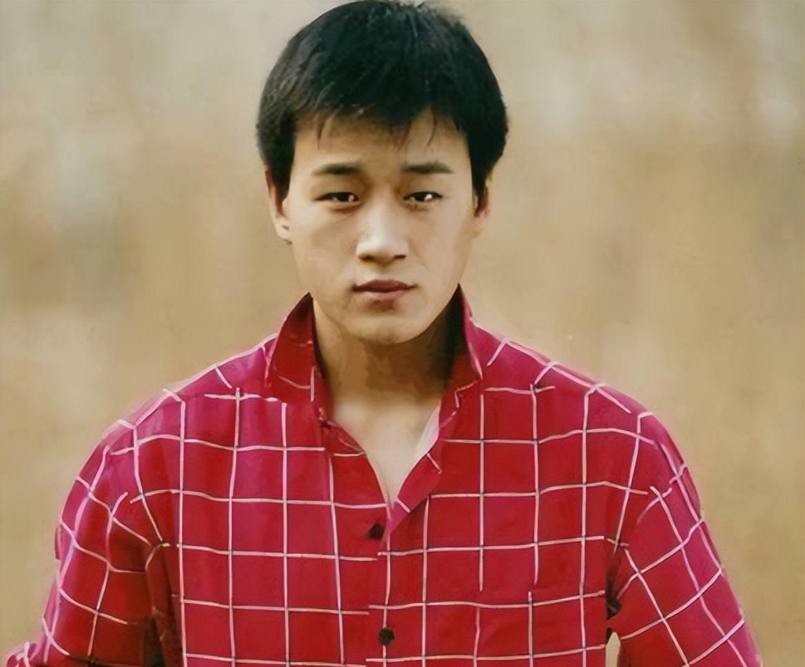 金主入狱，佟大为失踪2年！严屹宽一句话，再次将他推上了风口浪尖