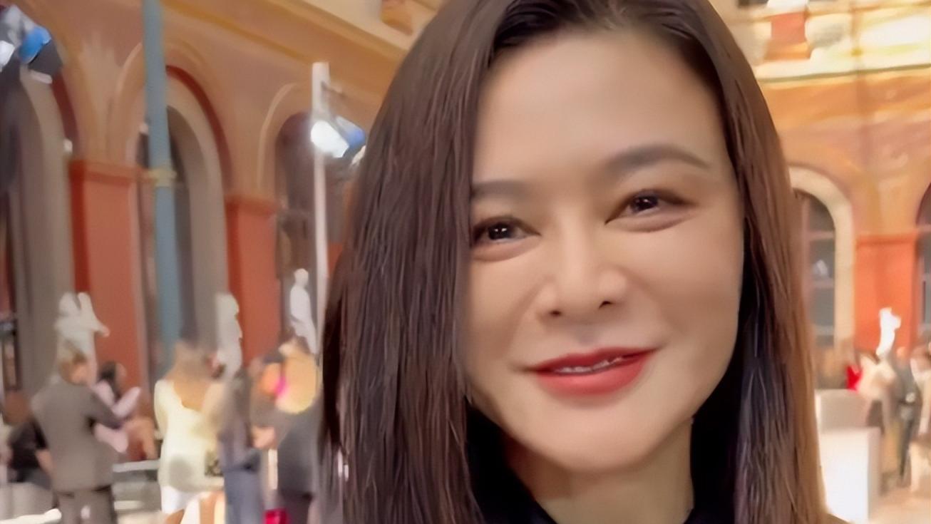 61岁关之琳巴黎被偶遇，面带皱纹眼角上翘显凶相，疑受邀观疯马秀