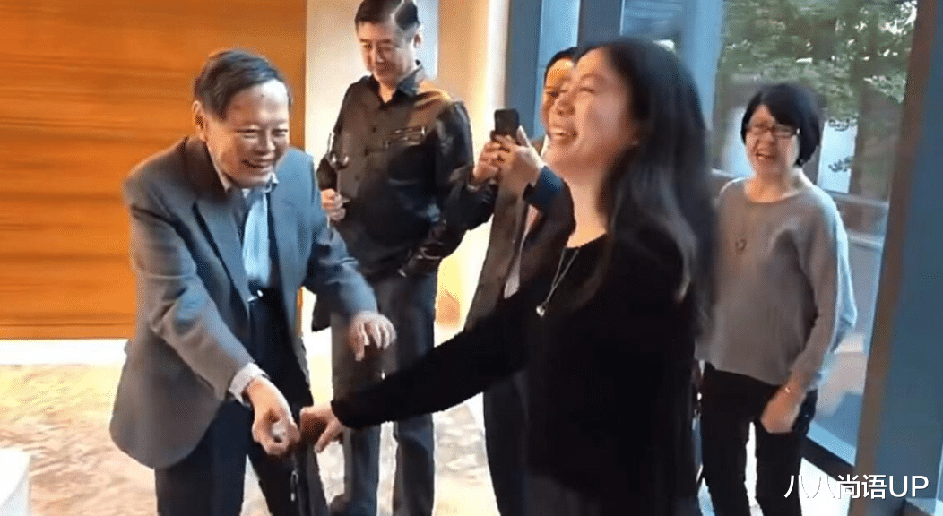 47岁翁帆庆祝结婚纪念日!穿丝绒外套配纱裙彰显贵气,不输女明星