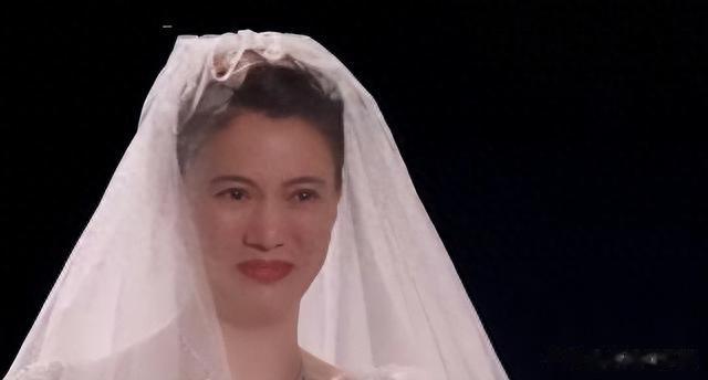 张智霖评论区沦陷:无爱的婚姻真可怕,自爆不用避孕套,1年吻1次