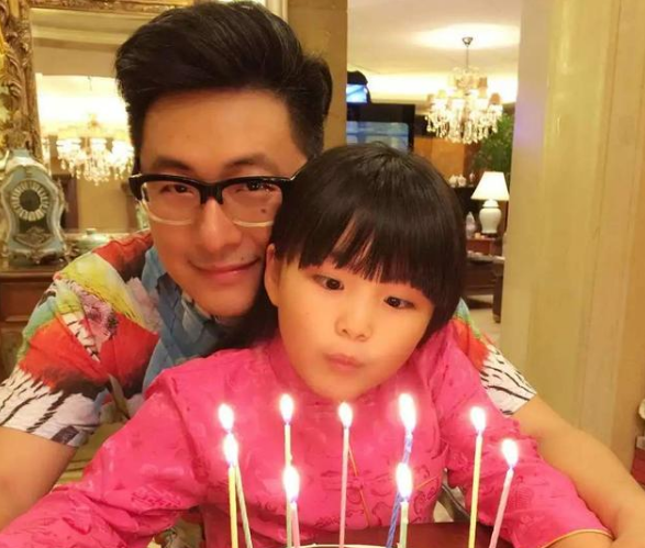 王诗龄回国过暑假，王岳伦晒给女儿做的菜意外火了，网友：女儿奴