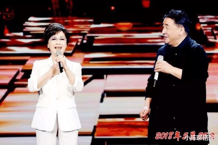 杨幂 看到78岁李谷一摘假发、穿艳丽,我悟了:女人直面衰老才是真的美