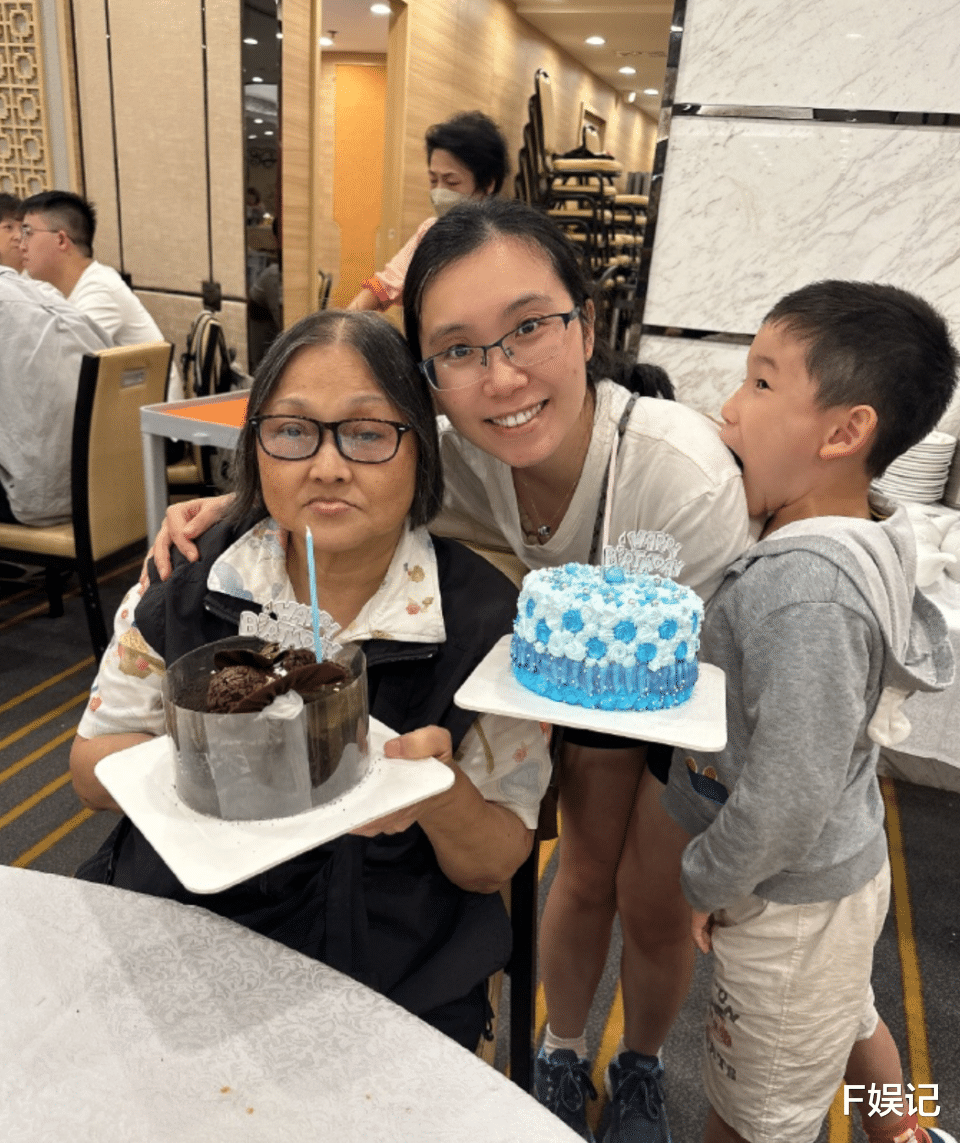 暂停直播返港拍戏!张文慈回家与爸爸弟弟一家人吃饭拍全家福