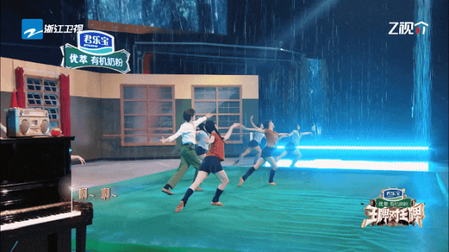 66岁杨丽萍和关晓彤「像姐妹」，钟楚曦苗苗再现《芳华》名场面