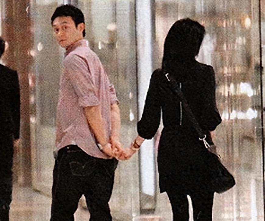 爆料:张智霖露出真面目,17年无性婚姻、不用避孕套,1年只接吻1次