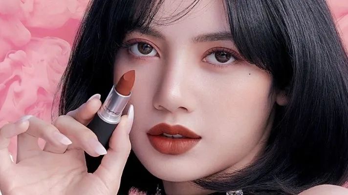 Lisa巴黎火锅店被偶遇！LV三公子保镖贴身保护，Lisa走路外八驼背