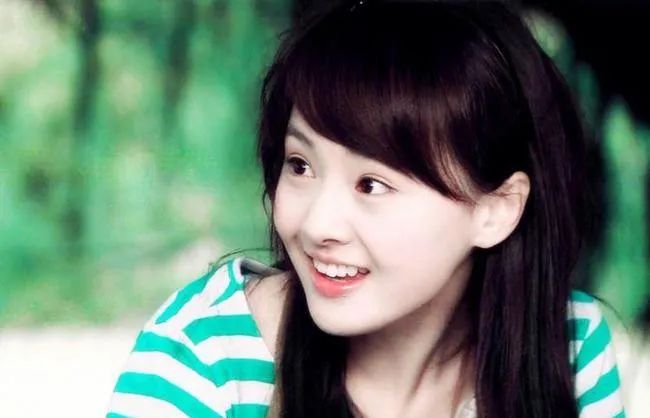 郑爽近况曝光!头发稀疏满脸油,神情木讷似路人,喝自来水为生