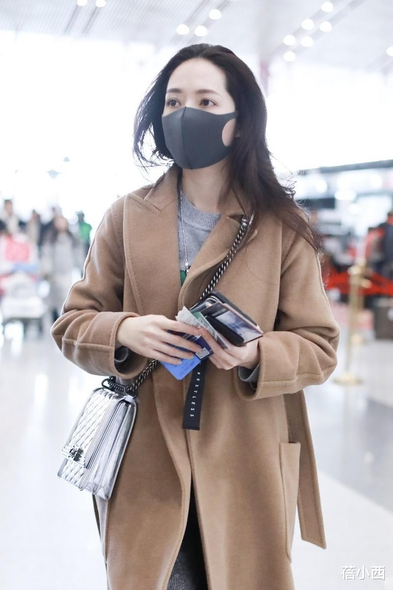 向太儿媳郭碧婷真没野心!穿大衣配阔腿裤走机场,头发凌乱照样美