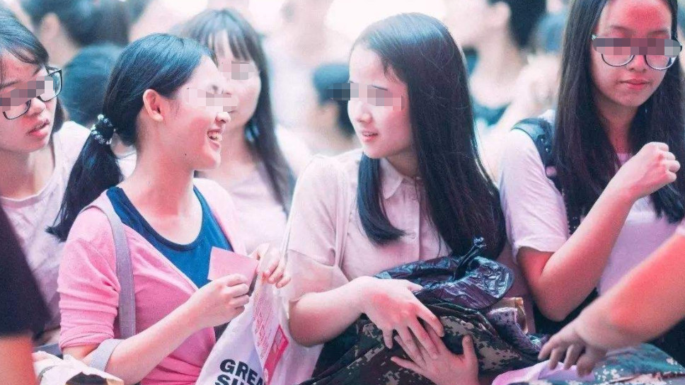 卢拉|案例：男子给小姨子讲故事，让妻子扫地，妻子：我给你俩腾地方吧