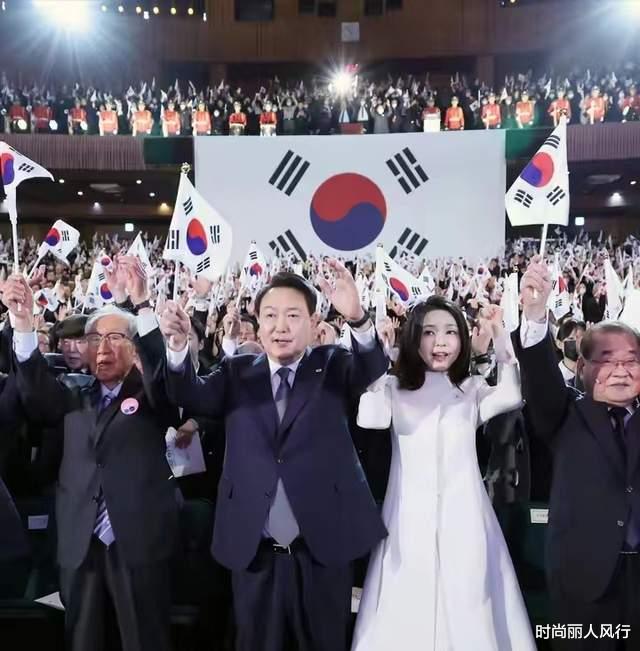 玉米 韩国第一夫人大场面太能长脸！穿小白裙美貌在人群中发光，超水嫩