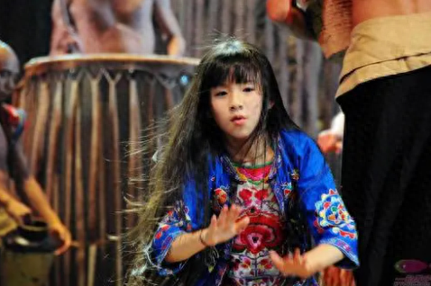 有种“整容”叫小彩旗长大，早恋、拔丝吻、浓妆艳抹的她像换个人