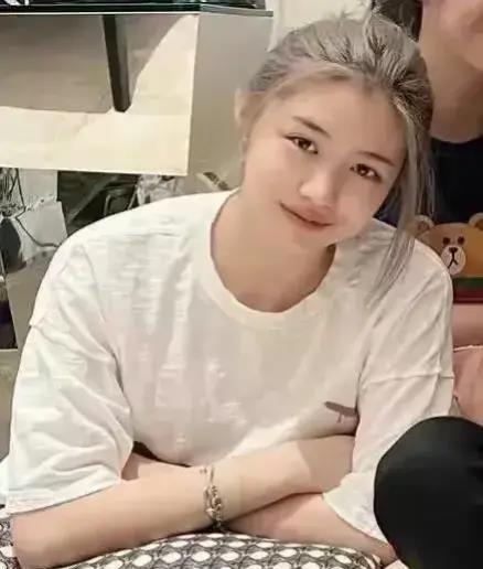 汪峰大女儿发文辟谣:国外的生活很美好,没有不满章子怡!