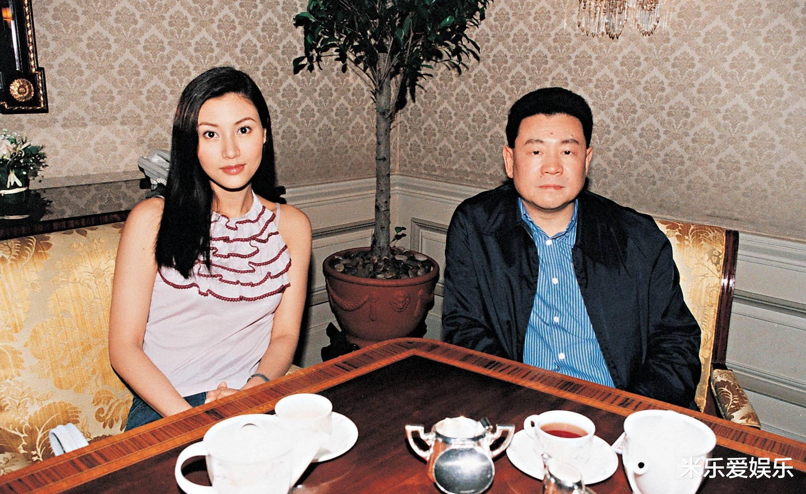 1989年深夜,李嘉诚带18岁的李嘉欣回家,3小时后原配暴毙