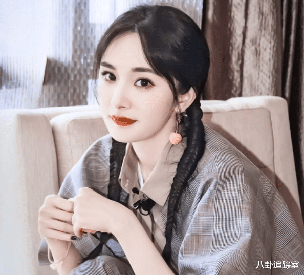 杨幂生图被指美貌降级,脸颊松垮皱纹明显似普女,雨中拍照显疲惫