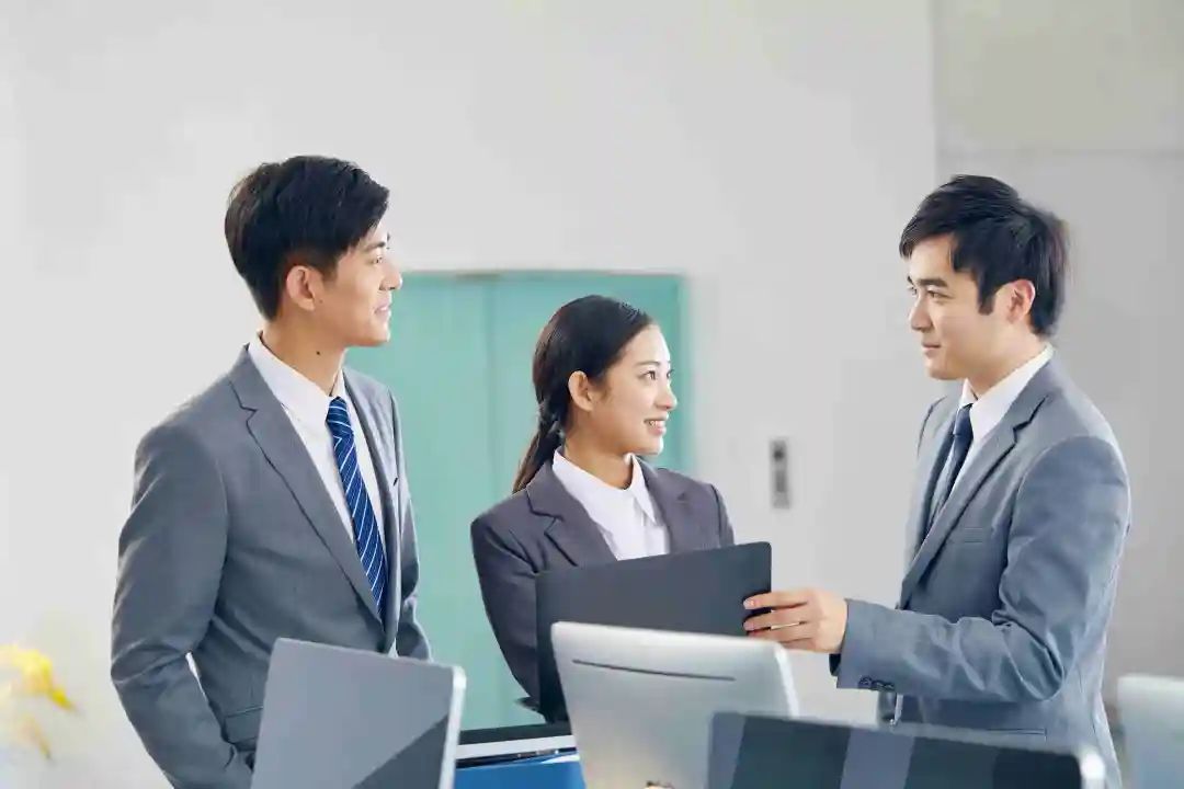 下班后领导“打电话让你回去加班”，一句“好的，我马上回公司”足以暴露低情商，高情商这样回应！