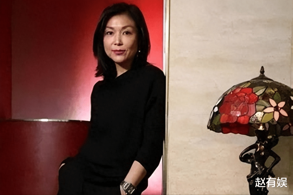 香港知名女星宣布复出,息影25年再拍剧,随富商移居国外连生仨女