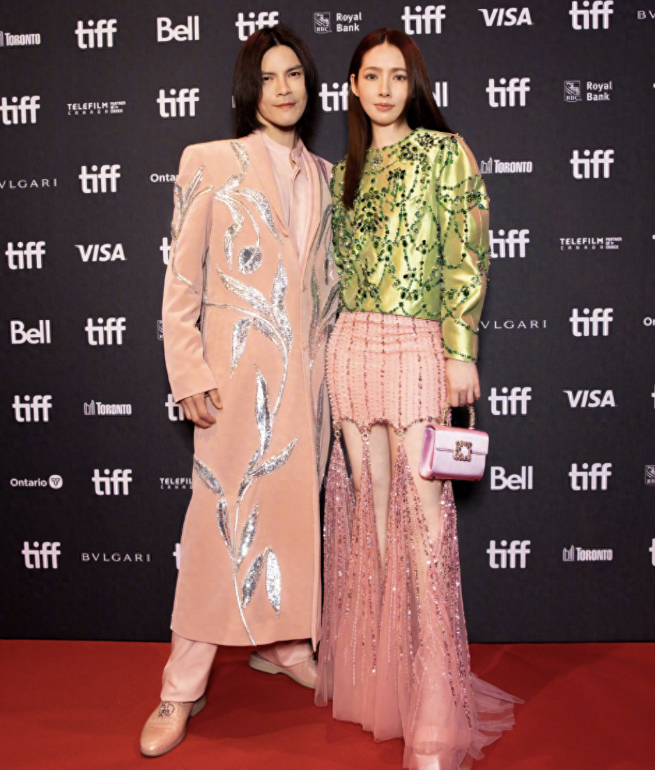 向佐夫妇武林夜市被偶遇，郭碧婷发型凌乱驼背接地气，女神气质全无