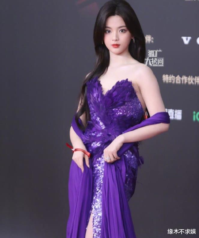 微光盛典红毯:关晓彤白鹿放飞自我,赵露思刘浩存风格大变!