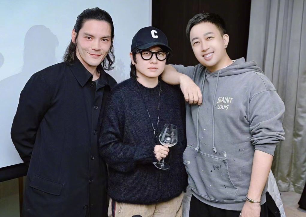 向佐晒照惊现于正身影,减肥成功后颜值逆袭,网友:这身材太绝了