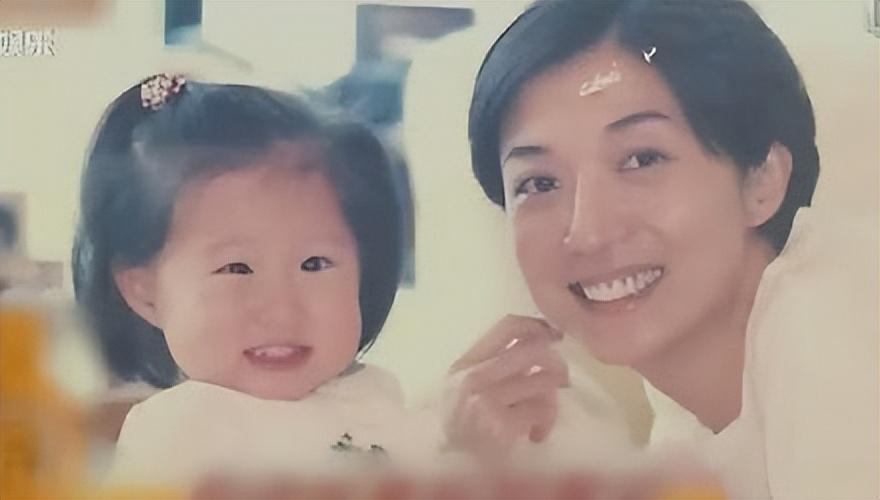 吴绮莉的报复:生女已有23年,成龙不承认,母女恩怨越来越深