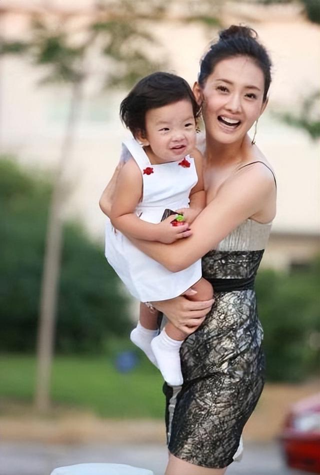 |从春晚常客到下嫁普通人，最终因“整容”自毁前途，牛莉后悔吗？