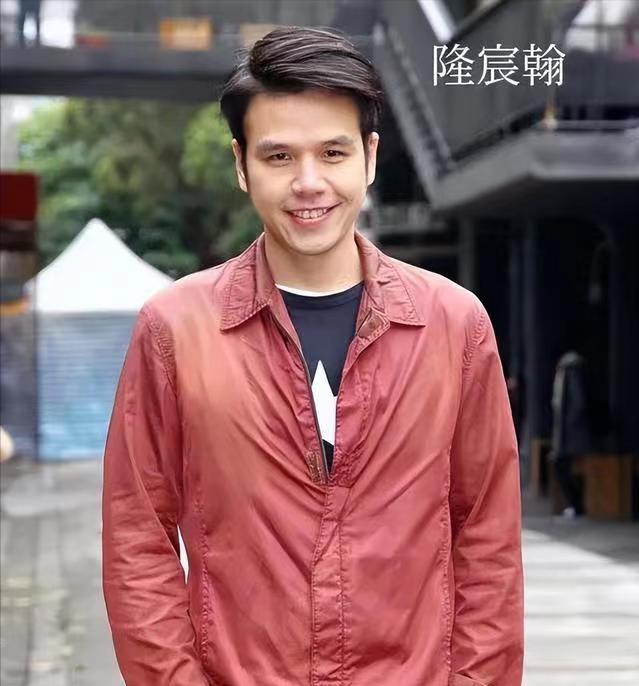 44岁萧亚轩：10亿身家，约会数百位小鲜肉，如今长相无法忍直视