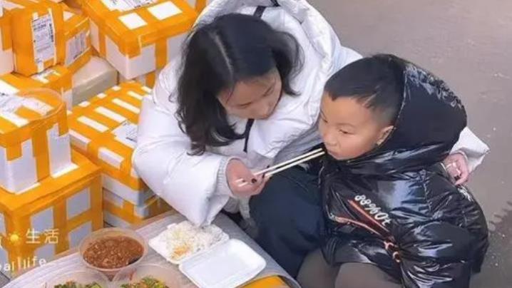 熊磊开播解释退货事件，儿子言宝哭泣真可怜，老杜与许敏天差地别