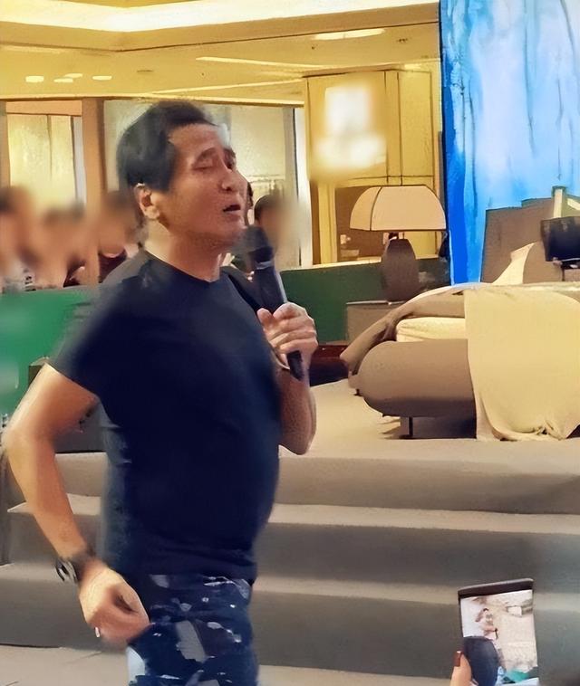 曾经是明星,如今成了摆摊小贩,这4位落魄明星,一个比一个卑微