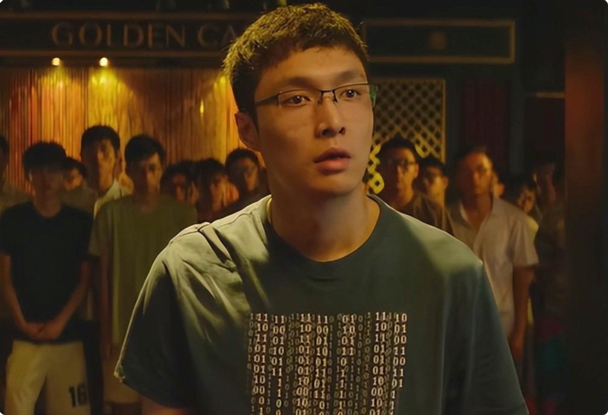 反派用手枪顶住潘生的脑门时,张艺兴止不住地颤抖,放大的瞳孔都在演绎