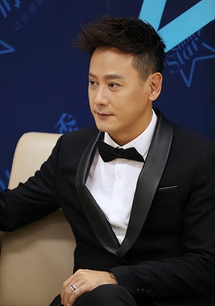 她甘心退圈做家庭主妇，却被演员丈夫抛弃，今44岁为了儿子保持单身