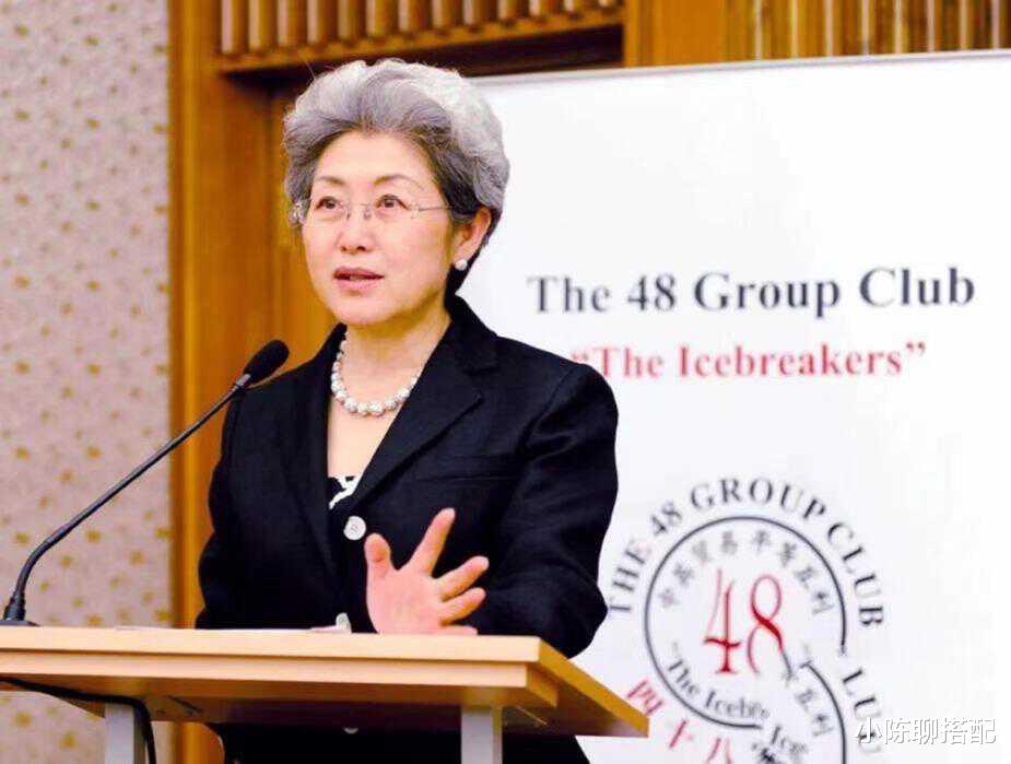 71岁“最美外交官”傅莹,一头白发配旗袍优雅大气,尽显东方之美