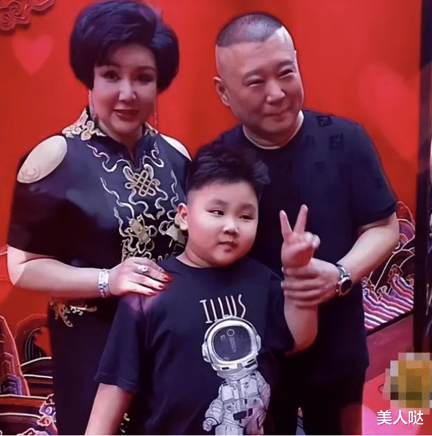 郭德纲老婆胖得很有韵味!200斤穿黑旗袍登台表演霸气似女王,气场盖过郭德纲