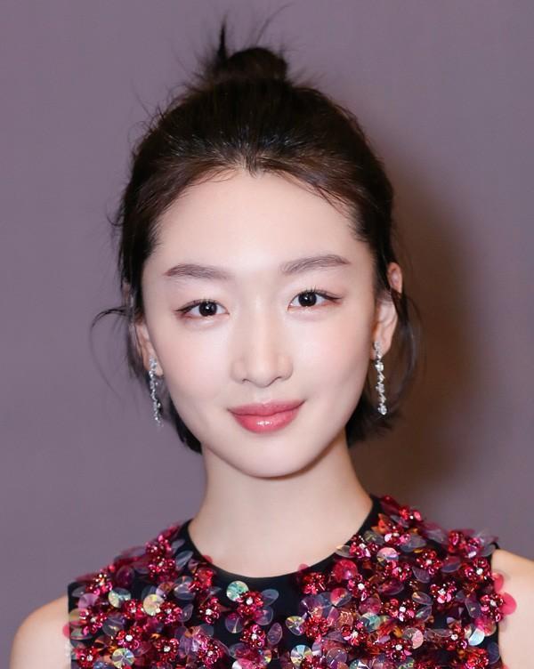 镜头前美若天仙，而真人黑瘦干瘪，这7位“上镜脸”的女星反差好大