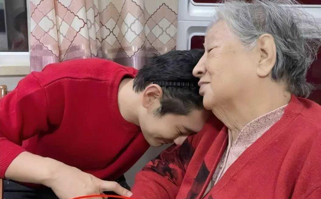 黄晓明|黄晓明叶柯齐登热搜，晚间相约户外玩滑板氛围超甜，曝疑领证结婚