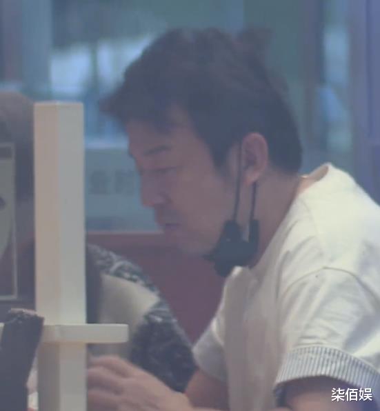 翟煦飞 雷佳音乘高铁回家，发型邋遢被指像大爷，老婆却一身潮牌美得耀眼