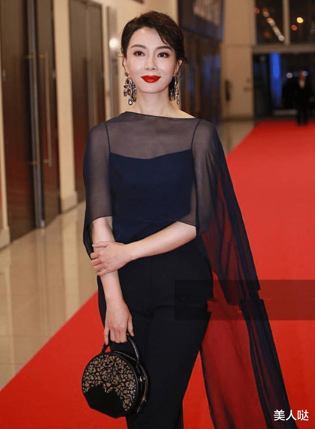 当46岁陈数撞上63岁钟楚红,才知“科技脸”和自然老的差距有多大!