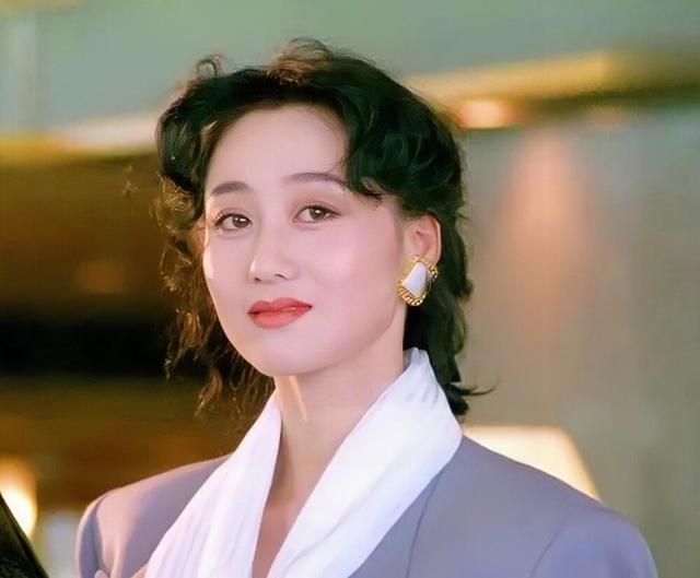 李连杰晒妻子近照，62岁利智衰老似奶奶，63岁黄秋燕美艳动人