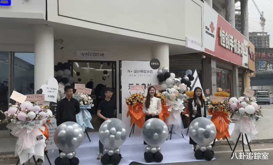 陈亚男|和好？陈亚男服装店开业礼！陈萌朱小伟赶车前往，穿情侣装太耀眼