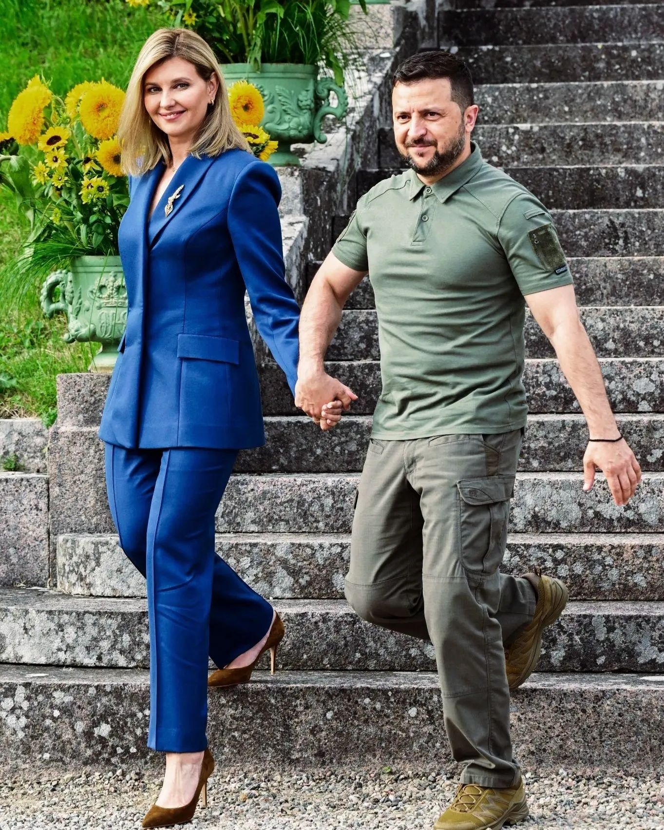 泽连斯基和老婆出访罕见秀恩爱!牵着老婆下飞机,第一夫人很惊艳