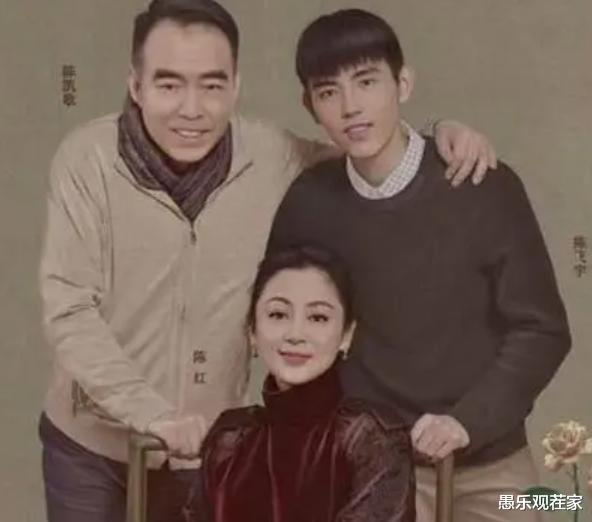 李咏女儿正式出道,才艺多还是学霸,会5门外语,提前1年名校毕业