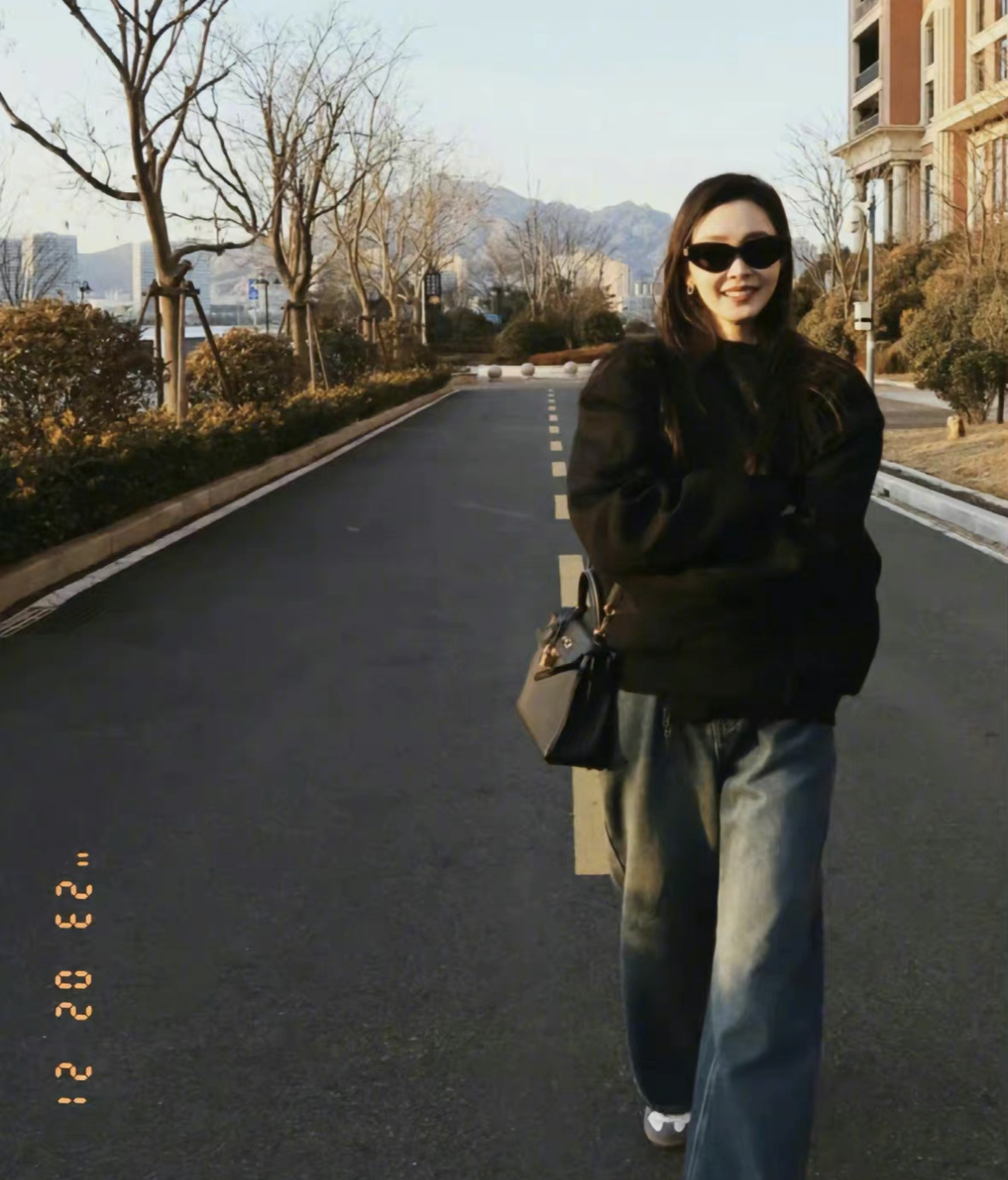 白敬亭|发糖了,白敬亭宋轶同地点拍照,真情侣就是甜