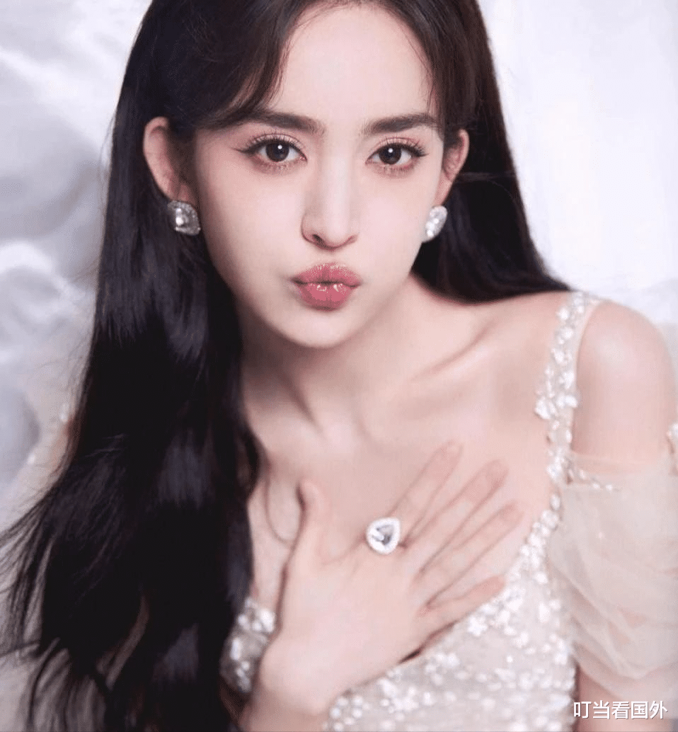 红毯再放异彩,美貌争议背后,业务能力能否成就顶流之巅