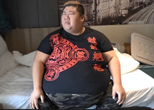 河北小伙从300多斤吃胖到560斤,家里常备三台呼吸机,月入几十万