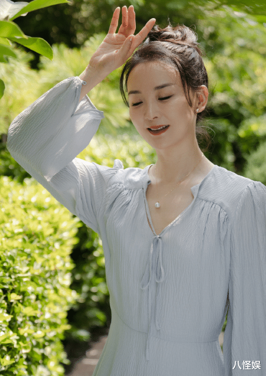 王艳晒儿子成长照，17岁球球露正脸完美遗传妈妈美貌，长成大帅哥