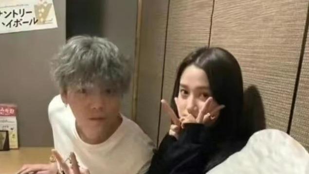 鹿晗关晓彤日本过七夕！男方面带疲态似不悦，女方拿香槟低头跟随