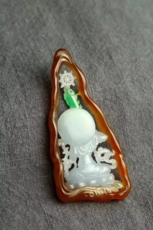 |一块不起眼的翡翠怪桩料，玉雕大师如何精雕细琢的？