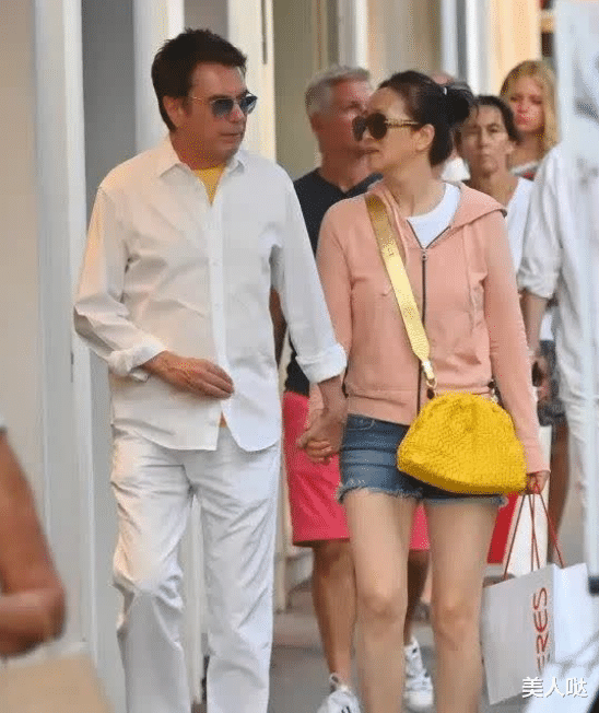 巩俐与75岁老公手牵手逛街,58岁穿卫衣配热裤嫩似少女,这才是嫁对人的模样