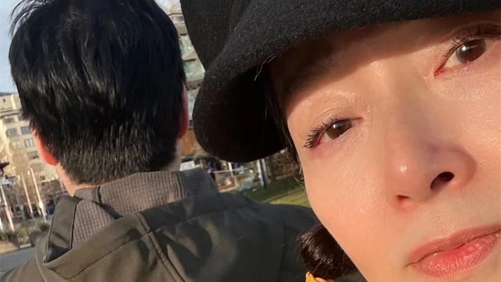 安妮·海瑟薇|万梓良前妻现身北京，37岁女儿罕露面，名校毕业在内地开6家餐厅